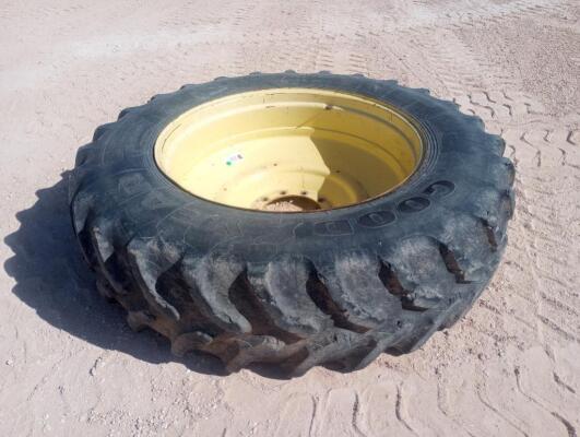 (1) John Deere Dual w/Tire 480/80R42