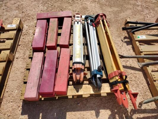 (3) Tripods/(7) Warning Triangle Kits