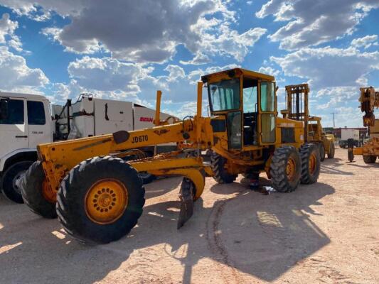 John Deere 670A Grader ( Oil Leak)