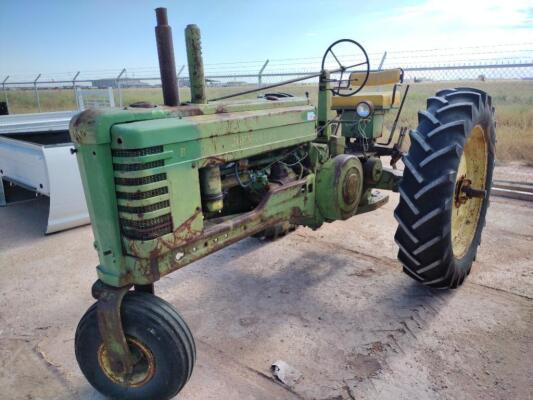 John Deere (B) Tractor