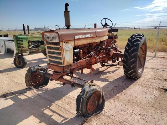 Farmall 560 Tractor ( Does Not Run )