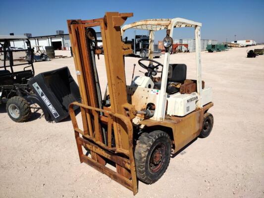 Nissan 25 Forklift ( Does Not Run, Needs Carburetor Work )