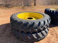 John Deere 420/80 R46 Duals