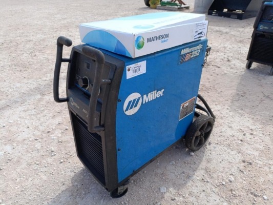 Miller Millermatic 252 Wire Welder w/Mig Gun Assembly