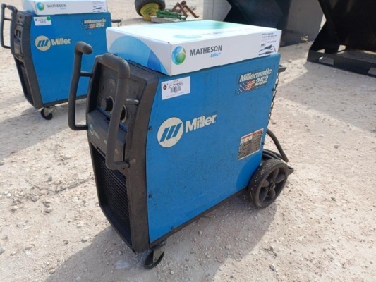 Miller Millermatic 252 Wire Welder w/Mig Gun Assembly