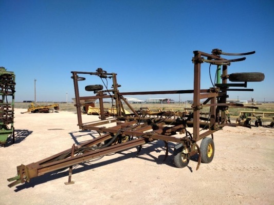 25Ft John Deere 1610 Chisel Plow