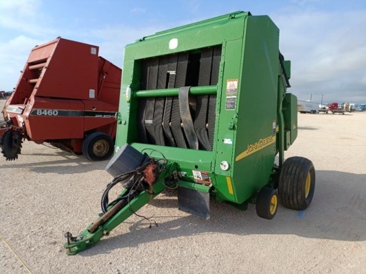 John Deere 567 Round Baler