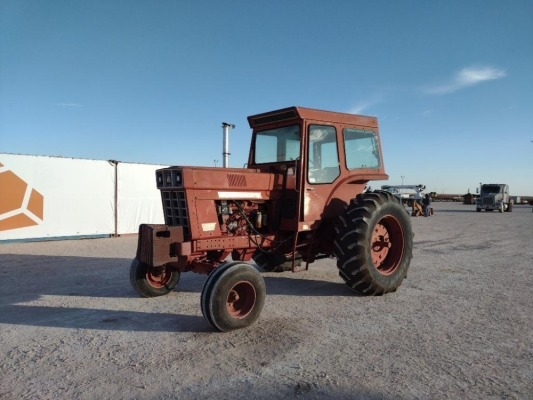 International 966 Farmall Tractor w/Front End Loader