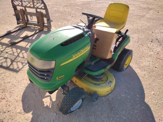 John Deere L100 Riding Mower w/2 New Front Wheels/Tires