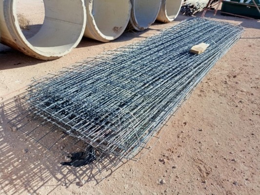 Lot w/ 16ft x 4ft Wire Mesh Panels