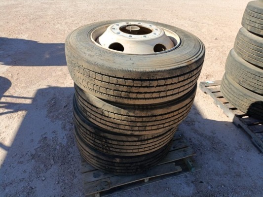 (4) Truck Wheels/Tires 255/70 R 22.5