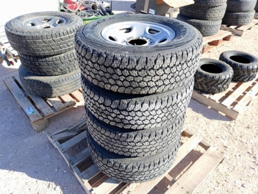 (4) Chevrolet Wheel w/Tires 245/75 R 16