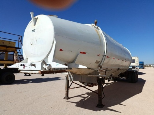 1970 Pneumatic Bulk Trailer