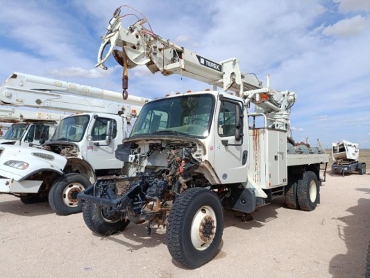 2016 Freightliner Digger Derrick Truck ( Parts Only )