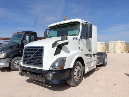 2013 Volvo VNL Day Cab Truck ( Fuel Pump Out )