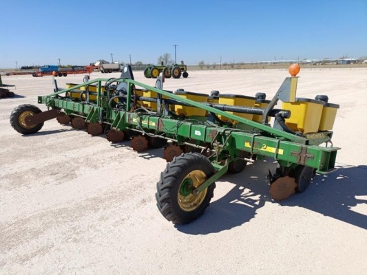 John Deere MaxEmerge XPVacuum Planter