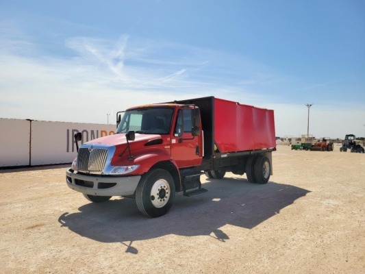 2010 International 4300 Sprayer Truck