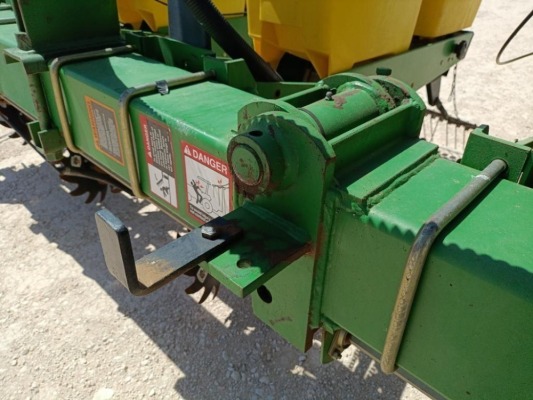 12 Row John Deere 1710 Vacuum Planter ( No Monitor )