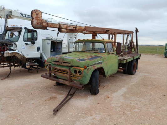 Ford F-800 Truck w/Pump Pulling Unit ( Does Not Run )