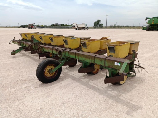 John Deere 7100 8 Row Planter