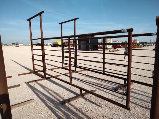 (1) 17ft Free Standing Fence Panel w/4ft Bowgate