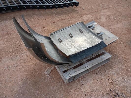 (1 Set) Merritt 52'' Aluminum Truck Fenders & (2) Quarter Fenders