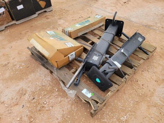 (2) Heavy Duty Trailer Jacks (1) B&W Gooseneck Hitch Fits 2017-2021 Ford F250 & F350