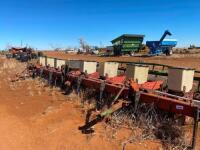 IH 900 8 ROW 3 PT. PLANTERS