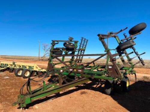 JOHN DEERE MODEL 610 28' D.T. HYD. FOLD WING CHISEL / SWEEP PLOW