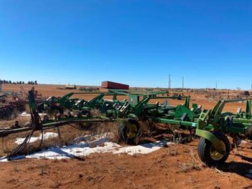 - JOHN DEERE 2410 28’ D.T. HYD. FOLD SPRINGLOADED CHISEL / SWEEP PLOW, ROLL A CONE TREADERS - NICE  