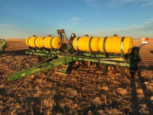 8 Row John Deere 7200 DT VAC Planter