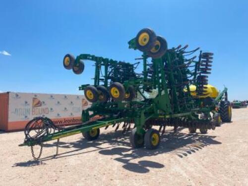 John Deere 1820 Air Seeder with John Deere 1910 Cart