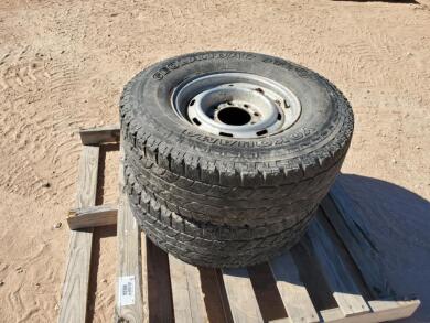 (2) Wheels / Tires 265/75 R 16