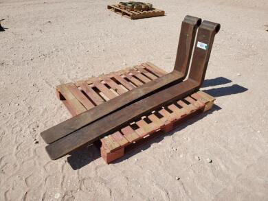 (1) Set 5FT Telehandler Forks