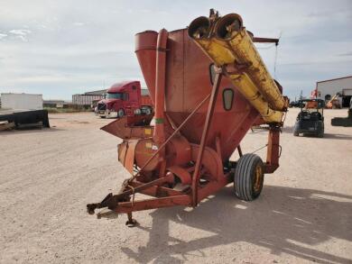 New Holland 352 Grinder Mixer