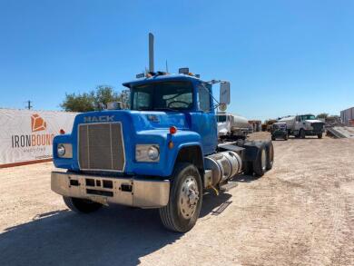 1987 MACK Day Cab Truck