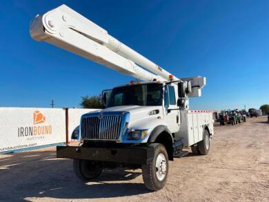 2004 International 7400 Bucket Truck ( Starts with Fluid)