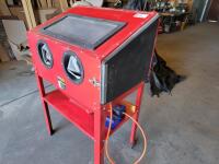 CENTRAL PNEUMATIC 40LB. CAPACITY FLOOR BLAST CABINET